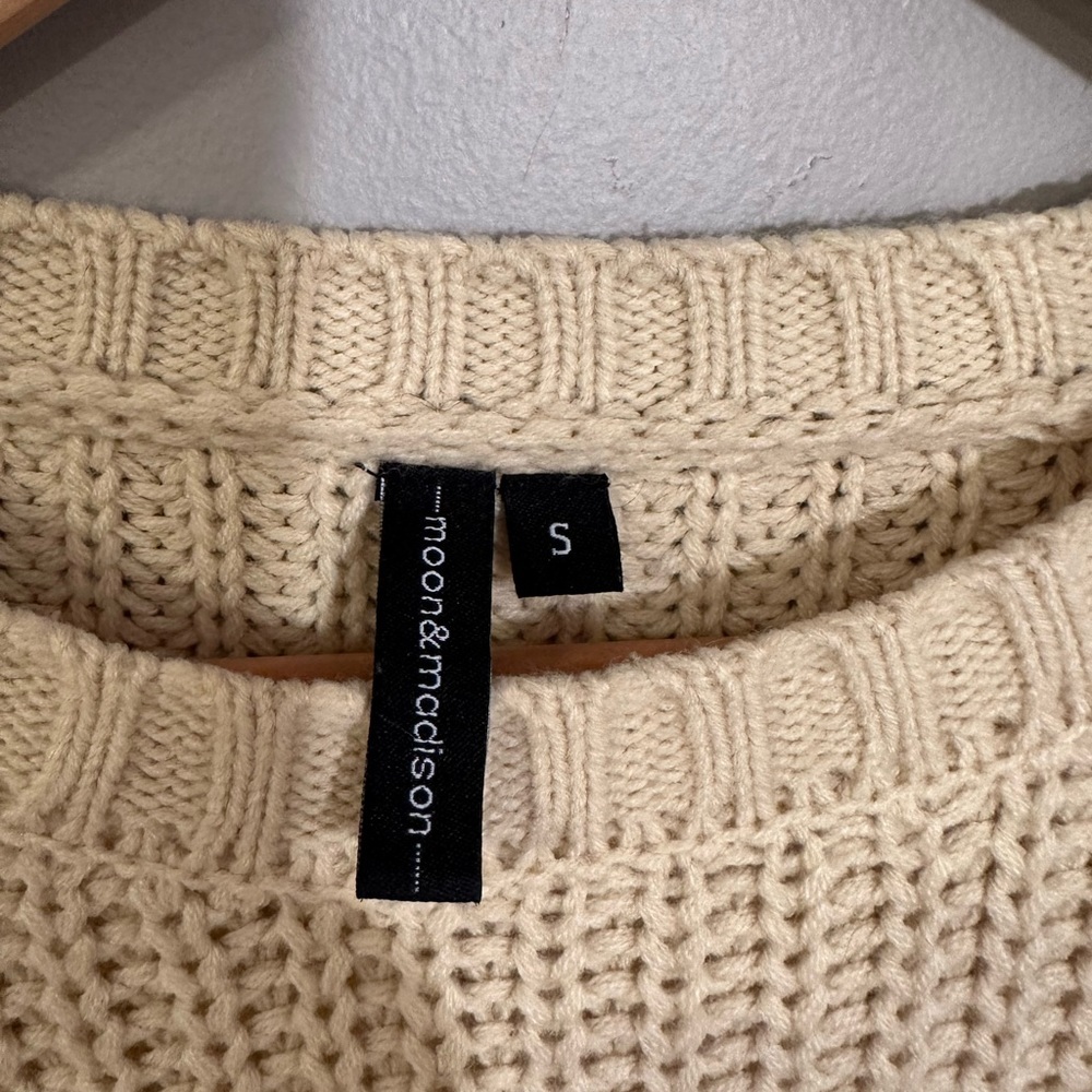 Moon & Madison Cropped Cable Knit Oversized Sweater size S - Picture 4 of 9